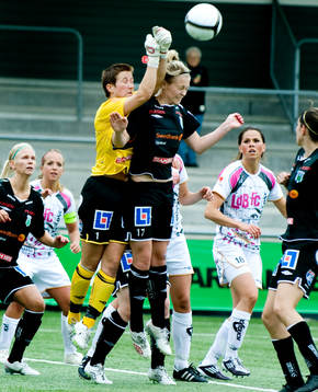 Fia Löfdahl, målvakt, knockar Mimmi Löfwenius,