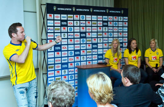 Anderz Wrethov sjunger VM-låten