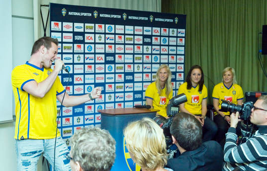 Anderz Wrethov sjunger VM-låten