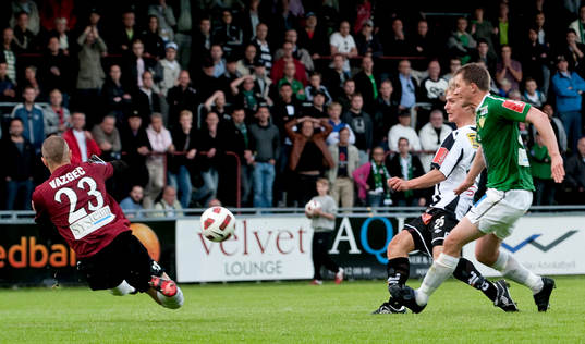 Linus Olsson, Landskrona, gör 0-1, Ivo Vazgec, målvakt
