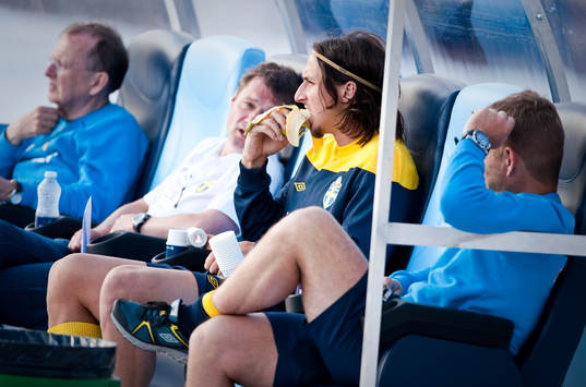 Zlatan Ibrahimovic äter banan