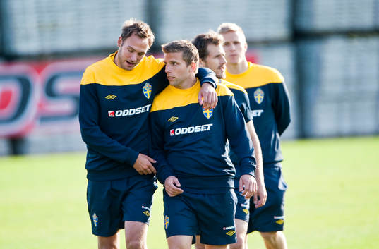 Andreas Granqvist och Anders Svensson snackar lite
