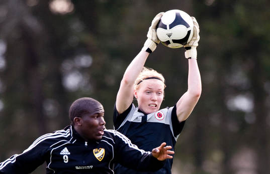 Målvaktsträning med VM-målvakten Hedvig Lindahl, här