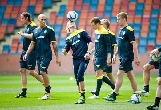 Christian Wilhelmsson balanserar bollen