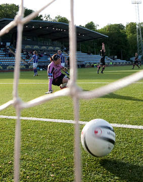Sara Lindén, Göteborg, gör 1-0, bakom Jenny Olsson,