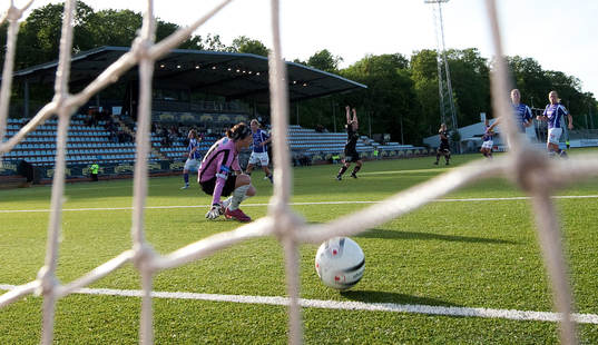 Sara Lindén, Göteborg, gör 1-0, bakom Jenny Olsson,