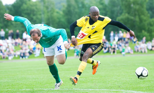 Martin Nilsson, Hässleholms IF, drar nästan av tröjan
