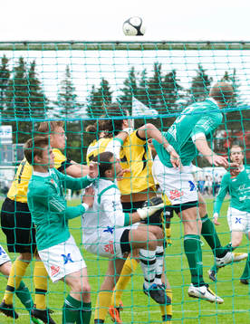 Hörna, Peter Richter, målvakt, Hässleholms IF, tar tag i