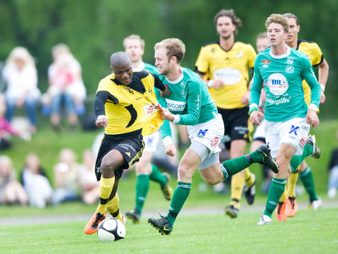 Oskar Olsson, Hässleholms IF, drar tröjan av Tokelo