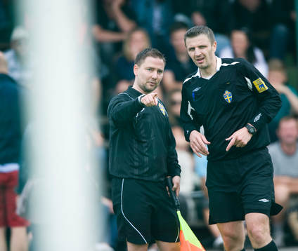 Leif Porsebäck, linjedomare, dömer bort IFK:s 2-0