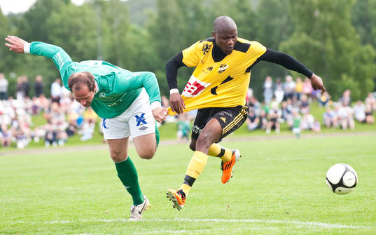 Martin Nilsson, Hässleholms IF, drar nästan av tröjan