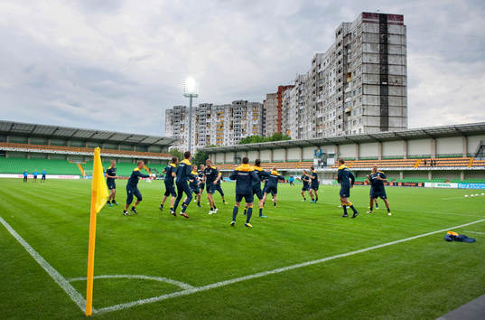 Träning på Zimbru Stadium i Chisinau, Moldavien