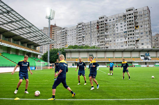Träning på Zimbru Stadium i Chisinau, Moldavien