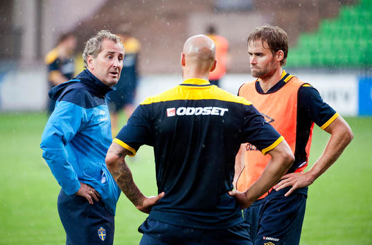Erik Hamrén pratar med Daniel Majstorovic och Olof Mellberg