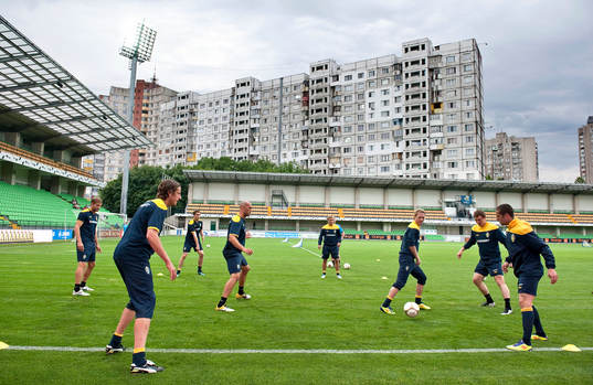 Träning på Zimbru Stadium i Chisinau, Moldavien