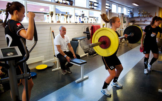 Malin Levenstad tränar i gymmet, Glenn Hysén tittar på