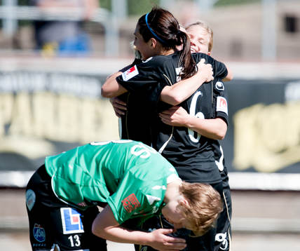 Anna Ahlstrand, Göteborg, gör 1-0, jubel Sara Lindén.