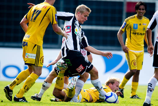 Linus Olsson, Landskrona, kör över en spelare i Ängelholm