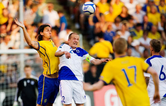 Zlatan Ibrahimovic, Sverige, i luftduell med Petri Pasanen,