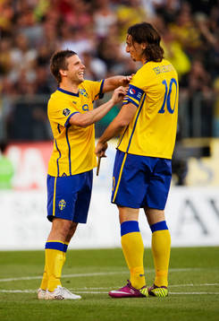 Anders Svensson lämnar över kaptensbindeln till Zlatan
