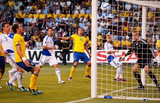 Zlatan Ibrahimovic, Sverige, gör 4-0 bakom Anssi Jaakkola,