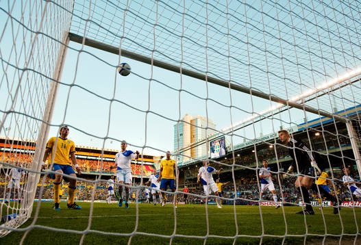 Johan Elmander, Sverige, och Anssi Jaakkola, målvakt,