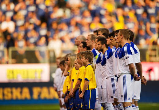 Bollkallar stå uppställda framför spelarna