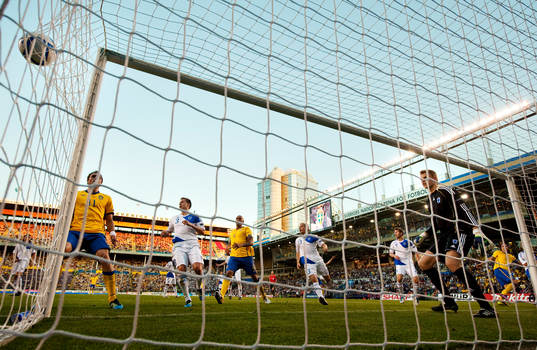 Johan Elmander, Sverige, och Anssi Jaakkola, målvakt,