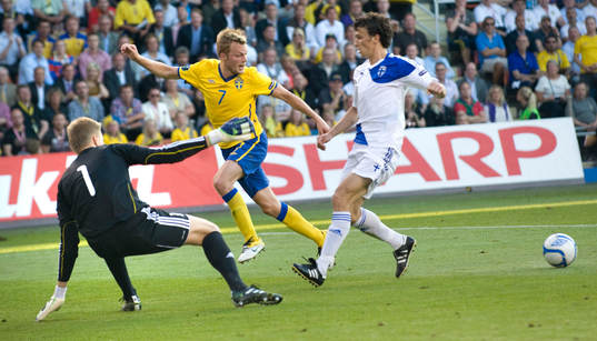 3-0, Sebastian Larsson spelar fram Zlatan Ibrahimovic