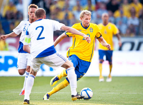 Ola Toivonen, Sverige, får en smäll