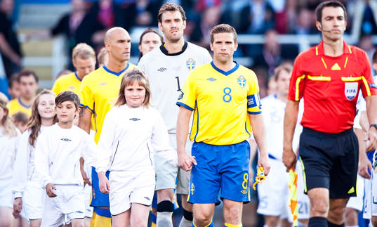 Inmarsch. Anders Svensson och Andreas Isaksson, målvakt