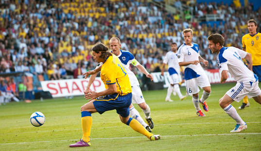 2-0, Zlatan Ibrahimovic, som blir framspelad av Kim