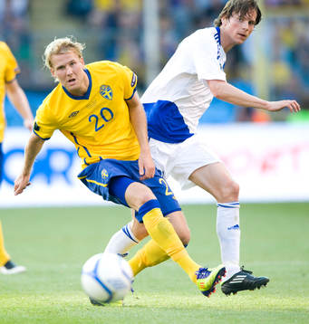Ola Toivonen, Sverige, får en smäll