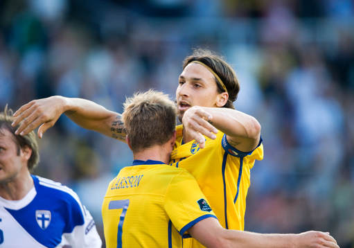 3-0 Zlatan Ibrahimovic, Sverige, som tackar Sebastian