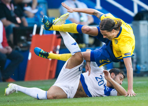 Mikael Lustig, Sverige, fälls av Alexei Emerenko, Finland