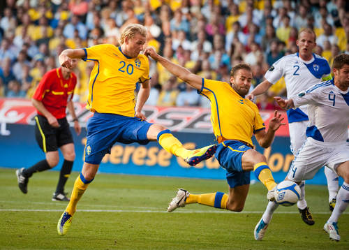 Ola Toivonen, och Olof Mellberg, kastar sig