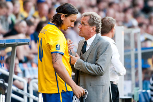 Erik Hamrén, förbundskapten, pratar med Zlatan