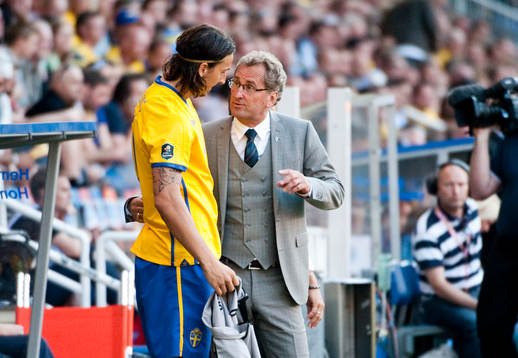 Erik Hamrén, förbundskapten, pratar med Zlatan