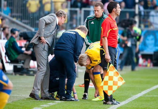 Ola Toivonen, Sverige lämnar planen och kollar foten
