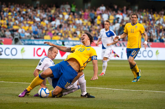 Zlatan Ibrahimovic, Sverige dras omkull av Petri Pasanen,