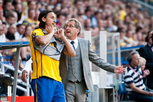 Erik Hamrén, förbundskapten, pratar med Zlatan