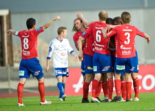 Växjö, jubel, i bakgrunden Värnamo spelare deppar, depp