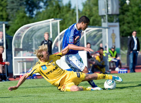 Alexis Mendiola, Sundsvall, stoppas av David Bennhage,