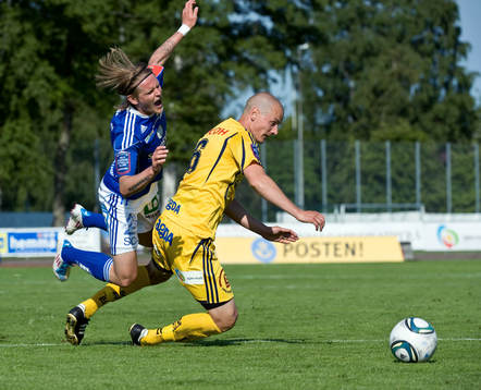 Ari Freyr Skulason, Sundsvall, fälls av Jacob Augustsson,