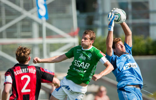 Christoffer Nordfeldt, målvakt BP plockar ned bollen