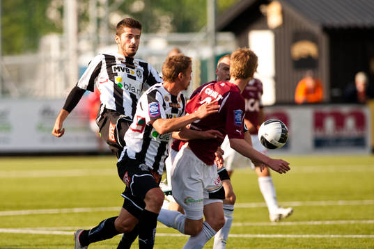 Bläddra bland fler bilder av Fotboll, Superettan, Qviding - Landskrona