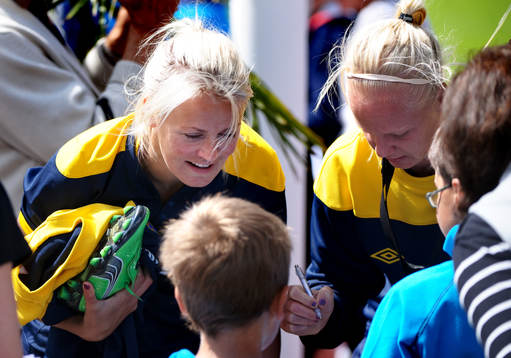 Josefine Öqvist, Caroline Seger, Sverige, skriver