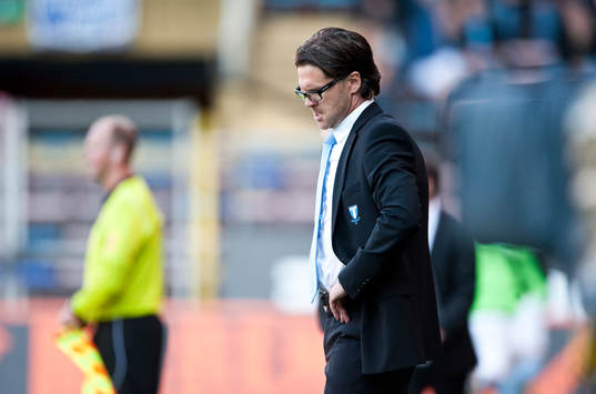 Rikard Norling, tränare Malmö ser ned i backen, depp