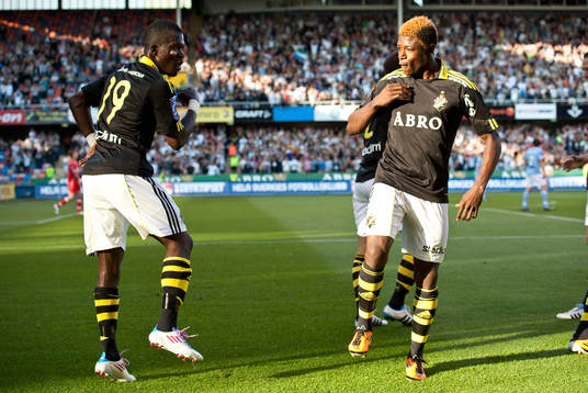 Ibrahim Tete Bangura och Mohamed Bangura jublar i dans.