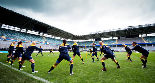 Damerna värmer upp på Gamla Ullevi. Uppvärmning